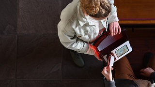 Kein Bargeld dabei? In vielen Kirchen kann man inzwischen an einem Terminal oder per QR-Code spenden. Im Gottesdienst dieser Kirche geht es per Bankkarte.