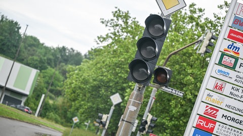 Die Ampel an der Straße ist aus. Nach dem großflächigen Stromausfall in Reutlingen haben einige Stadtteile immer noch keinen Strom.