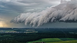 Eine Unwetterfront formiert sich (Aufnahme mit Drohne). Der Deutsche Wetterdienst rechnet in Baden-Württemberg weiter mit Schauern und örtlichen Gewittern.
