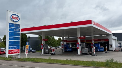 Bei einer Tankstelle in Reutlingen bleibt die Anzeigetafel wegen des Stromausfalls am Dienstag leer.