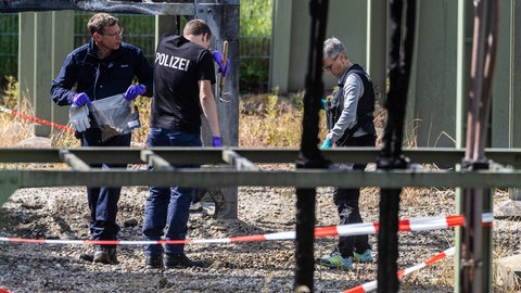 Polizisten stehen auf dem Gelände des Umspannwerks, das durch Brandstiftung ausgefallen ist.