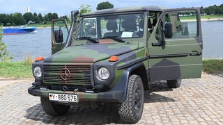 Ein Geländewagen Mercedes Benz G Klasse, G300 CDI, Wolf, gleichzeitig ein Militärfahrzeug der Bundeswehr von Mercedes-Benz. Die Bundeswehr beliefert Mercedes schon lange, jetzt steigt das Unternehmen auch in die Drohnenabwehr ein. Auch Heidelberger Druck setzt verstärkt auf die Rüstungsindustrie.