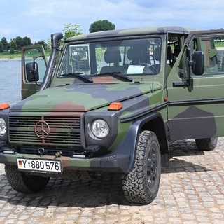 Ein Geländewagen Mercedes Benz G Klasse, G300 CDI, Wolf, gleichzeitig ein Militärfahrzeug der Bundeswehr von Mercedes-Benz. Die Bundeswehr beliefert Mercedes schon lange, jetzt steigt das Unternehmen auch in die Drohnenabwehr ein. Auch Heidelberger Druck setzt verstärkt auf die Rüstungsindustrie.