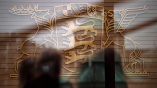 Das baden-württembergischen Wappen ist im Plenarsaal des Landtags zu sehen.