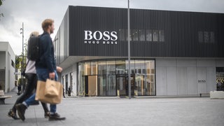 Fassade eines Hugo-Boss-Stores in der Outletcity Metzingen: Bekommt Hugo Boss einen neuen Besitzer? Das britische Unternehmen Frasers will die Metzinger Luxusmarke übernehmen. (Symbolfoto)