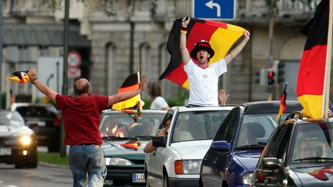 Fans bejubeln in einem Autokorso in Freiburg den Sieg der deutschen Fußballnationalmannschaft beim Eröffnungsspiel der Fußball-Weltmeisterschaft in München gegen Costa Rica 2006.