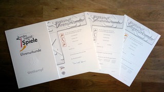 Das undatierte Handout vom Bundesministerium für Familie, Senioren, Frauen und Jugend zeigt die verschiedenen Urkunden der Bundesjugendspiele.