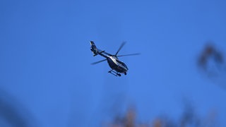 Ein Polizeihibschrauber kreist in der Luft. (Symbolbild)