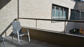 Ein Balkon ist in einem Zentrum für Psychiatrie in Weißenau im Kreis Ravensburg durch ein Gitter gesichert. 