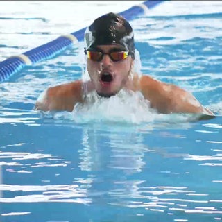 Ein Special-Olympics Schwimmer im Wasser