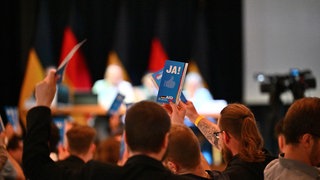 Veranstaltungsteilnehmer stimmen bei der Gründungsveranstaltung der AfD-Nachwuchsorganisation Generation Deutschland (GD) über einen Antrag ab. 