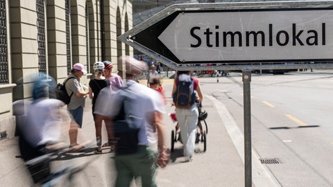 Menschen vor einem Wahllokal: Am Wahlsonntag wurde in der Schweiz über die Initiative "Nein zur 10-Millionen-Schweiz" und das Zivilschutzgesetz abgestimmt.
