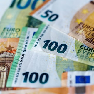 Symbolfoto: Zahlreiche Euro-Banknoten mit verschiedenen Werten liegen auf einem Tisch. Um die Finanznot zu lindern will die neue grün-schwarze Regierung in Baden-Württemberg nun extra Schulden für die Kommunen aufnehmen. 