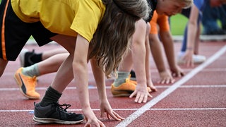 Start eines 100-Meter-Sprints: Cem Özdemir setzt auf den Leistungsgedanken bei den Bundesjugendspielen. 