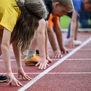Start eines 100-Meter-Sprints: Cem Özdemir setzt auf den Leistungsgedanken bei den Bundesjugendspielen. 