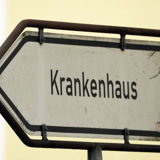 Ein Schild weist den Weg zu einem Krankenhaus.