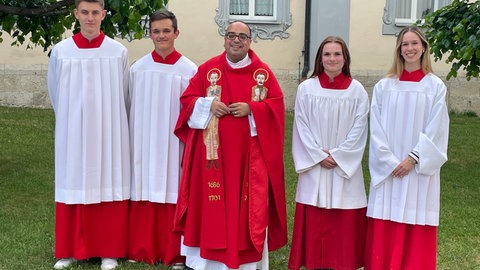 Pfarrer Gianfranco Loi und Ministranten