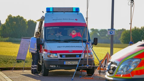 Polizei, Suchhunde und zahlreiche Einsatzkräfte suchen nach einem vermissten Kleinkind.