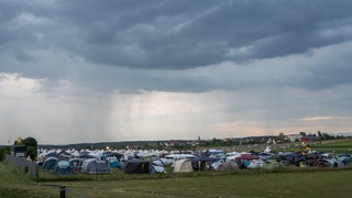 Dunkle Wolken ziehen über einen Campingplatz des Southside-Festivals auf. Aufgrund des Wetters wurde das Festivalgelände evakuiert.