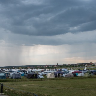 Dunkle Wolken ziehen über einen Campingplatz des Southside-Festivals auf. Aufgrund des Wetters wurde das Festivalgelände evakuiert.
