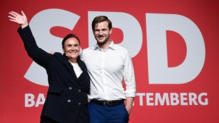 Isabel Cademartori und Robin Mesarosch stehen in der Donauhalle beim Landesparteitag der SPD Baden-Württemberg nach ihrer Wahl zu den neuen Landesvorsitzenden als Doppelspitze auf der Bühne.