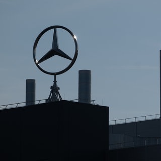 Ein Mercedes-Stern des Automobilherstellers Mercedes-Benz dreht sich auf einem Gebäude des Werks Sindelfingen. 