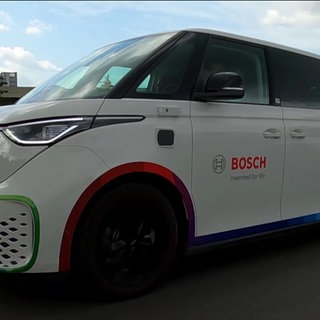 Ein VW auto mit Bosch werbung als Aufdruck