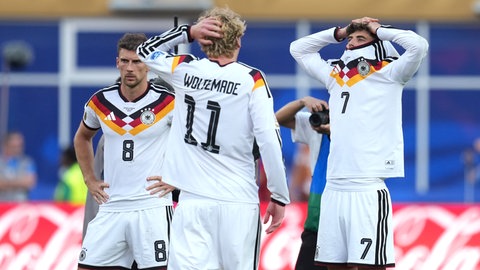 Leon Goretzka,, Nick Woltemade und Kai Havertz reagieren nach dem Elfmeterschießen. 