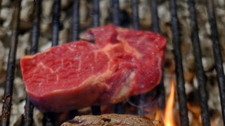 Ein Steak auf dem Grill (Symbolbild). Ein Mann aus Baden-Württemberg leidet nach einem Zeckenbiss an einer Fleischallergie