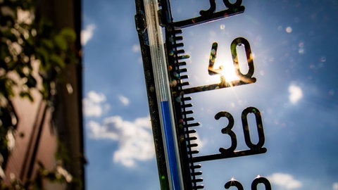 Hitzewelle: Ein Thermometer an einer Hauswand klettert in Richtung der 40-Grad-Marke