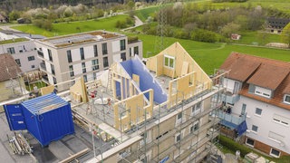 An einer Baustelle im Kreis Calw wird an einem Wohnhaus gebaut. Die neue Landesbauordnung soll Bauen vereinfachen (Symbolbild).