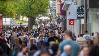 Viele Menschen unterwegs in der Füßgängerzone Königstraße Stuttgart. Im Einzelhandel diskutiert man, ob man Geschäfte auch am Sonntag öffnen sollte. Der Handelsverband reagiert zurückhaltend - Gewerkschaft und Kirchen sind dagegen.