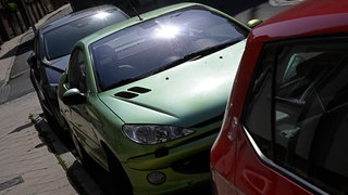 Autos stehen in der Sonne.