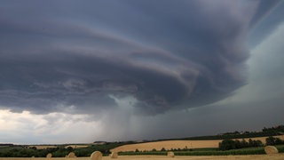 Bedrohliche Gewitterwolken verdunkeln am 16.7. den Himmel über Winnenden.