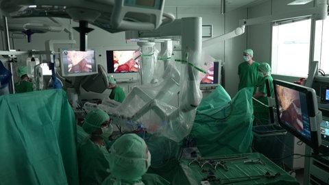 Ein OP-Roboter in der Urologie des Klinikums Stuttgart. Gesteuert über eine Konsole, damit kein externer Zugriff möglich ist. 