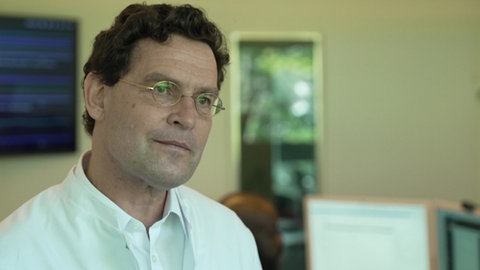 Prof. Jan Steffen Jürgensen in der IT-Abteilung des Klinikums Stuttgart. 