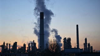 Industrieanlagen und Schornsteine einer Mineralölraffinerie.