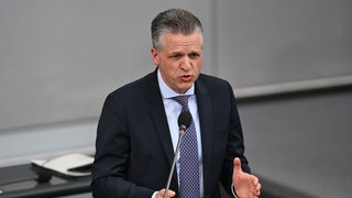 Thorsten Frei spricht im Bundestag von der Regierungsbank aus. Er soll vom Bundeskanzleramt an die Spitze der Unionsfraktion wechseln.