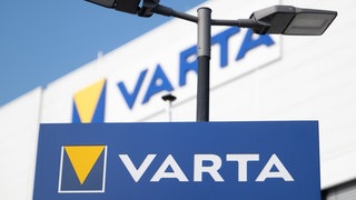 Das Varta-Logo ist an einem Gebäude am Sitz der Varta AG zu sehen. 