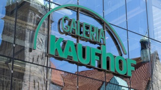 Die Glasfassade eines Galeria-Warenhauses.
