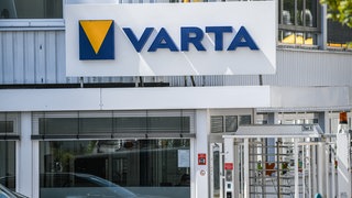 Der Schriftzug von Varta an einem Eingag zu einem Firmengebäude. 