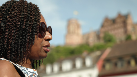 Florence Brokowski-Shekete im Vordergrund, im Hintergrund das Heidelberger Schloss