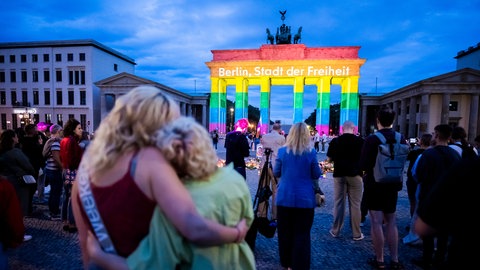 Das Brandenburger Tor wird in Regenbogenfarben illuminiert, wobei der Schriftzug "Berlin, Stadt der Freiheit" zu lesen ist. Der Christopher Street Day in Berlin war am Vortag abgebrochen worden, nachdem ein Auto am Rande der Großveranstaltung in eine Menschenmenge gefahren war. 