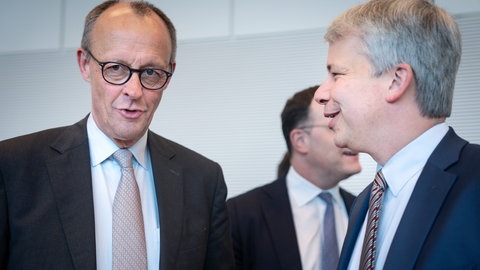 Bundeskanzler Friedrich Merz und der neue Verkehrsminister Steffen Bilger bei einer Fraktionssitzung im April