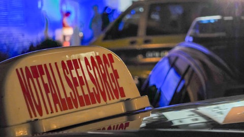 Einsatzfahrzeuge stehen am Unfallort in Bad Friedrichshall. Am Dienstagabend ist ein vierjähriger Junge von einem Auto erfasst und tödlich verletzt worden.
