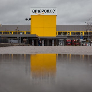 Der Schriftzug des Online-Versandhändlers Amazon ist vor dem Logistikzentrum in Pforzheim zu sehen.
