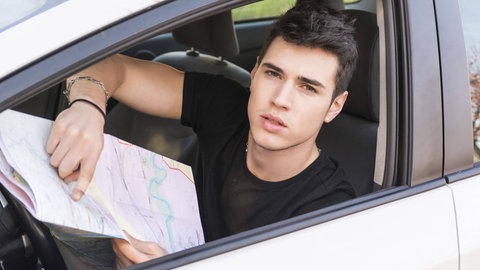 Wer zwischendurch das Handy einsteckt und bewusst auf Navi & "Google Maps" verzichtet, stärkt seinen Orientierungssinn - und nimmt sein eigenes inneres Navigationssystem im Gehirn aktiv mit auf Reisen.