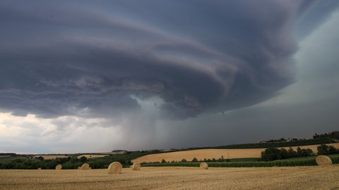Bedrohliche Gewitterwolken verdunkeln den Himmel über Winnenden. Am Mittwoch soll das Wetter wieder wechselhaft werden.