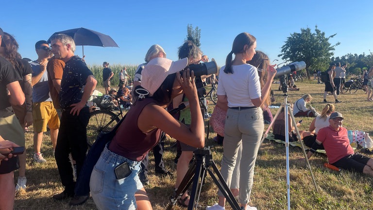 Menschen warten auf die Sonnenfinsternis