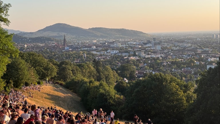 Menschen schauen die Sonnenfinsternis an